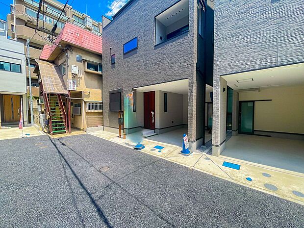 前面道路の日当たりの良い明るいお家。