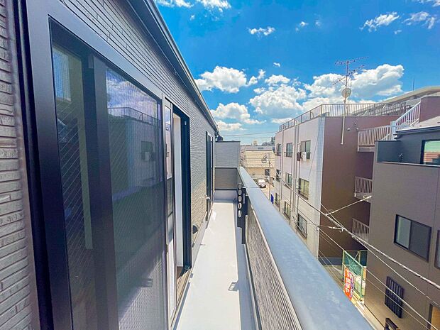青い空が近くに感じるバルコニーは、爽やかな風をお部屋へ運んでくれます。