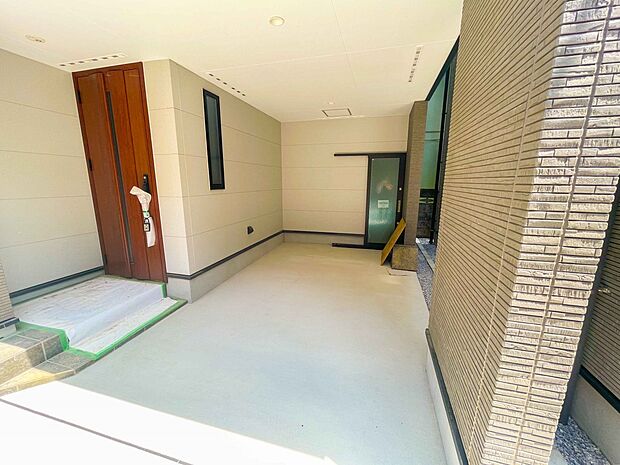 ビルトインガレージは、車がきれい。ビルトインガレージなら「野ざらし、雨ざらし、吹きさらし」になりません。汚れやいたみは減り、車の掃除もラクになります。