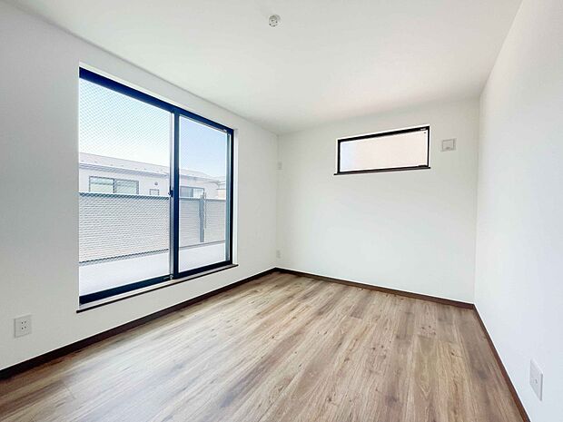 陽射しがぽかぽかと差し込むお部屋は湿気やカビの心配も減るので快適に過ごせます。