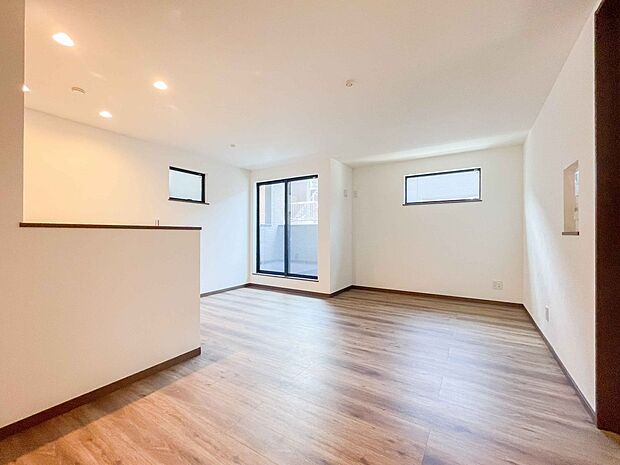 明るく開放的なダイニング。家族とのコミュニケーションが取りやすく、みんなの笑顔が溢れます