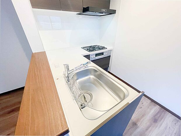 人工大理石のワークトップやシンクは、水を流しただけできれいになったように見えます。白いキッチンは明るく清潔感があり、とっても素敵です。