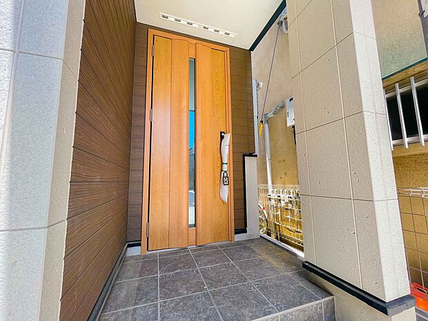 上質感漂う玄関へのアプローチ。居住者の帰り、訪れる方を優しく迎える・安らぎに満ちた生活空間を予感させる。健やかな暮らしを楽しめそう。