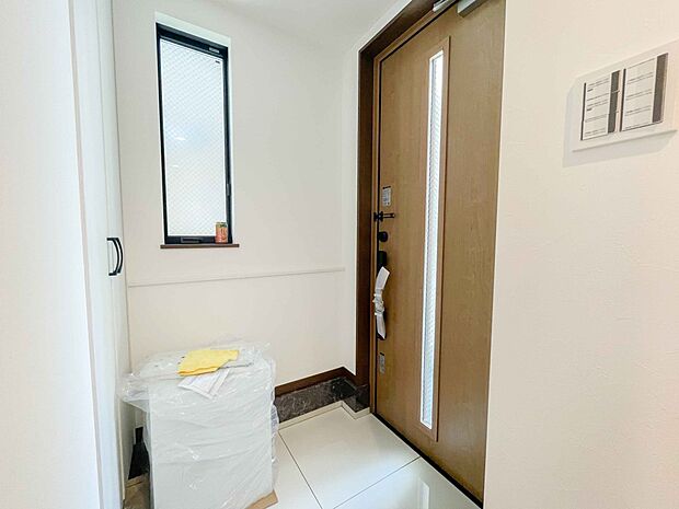 大型のシューズボックスには靴やブーツ、サンダルはもちろん、ハンカチや手袋、バック類などのお出かけ用品、印鑑や朱肉なども収納可能です。