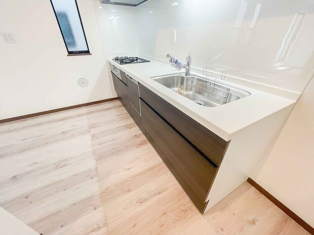 ビルトイン食器洗乾燥機完備。家事のお手伝いをしてくれる奥様の味方です。食器を洗っている間にお掃除など、様々なシーンで家事の時短に役立つ食洗機。省スペースのビルトインタイプを採用致しました。