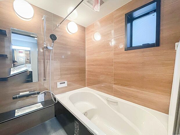 窓がある浴室は心地よいバスタイムを演出してくれます。早起きした日は朝風呂で一日の始まりです。