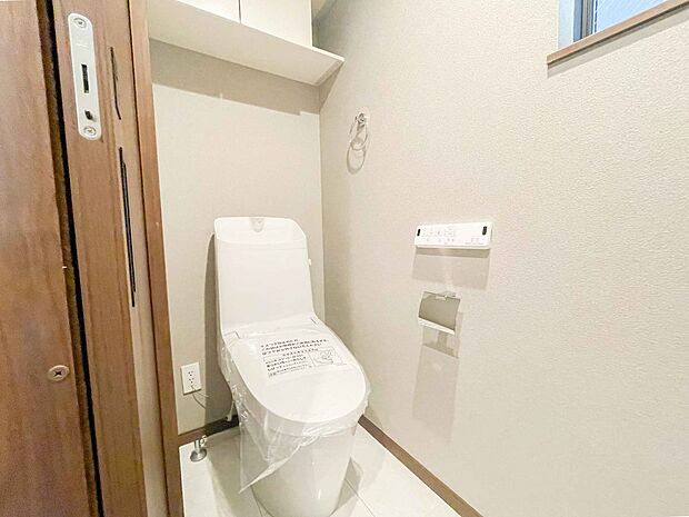 快適な生活を送るための必須アイテムとなった洗浄機能付トイレ。おしり洗浄、ビデ洗浄、暖房便座の3つの機能を標準装備しています。