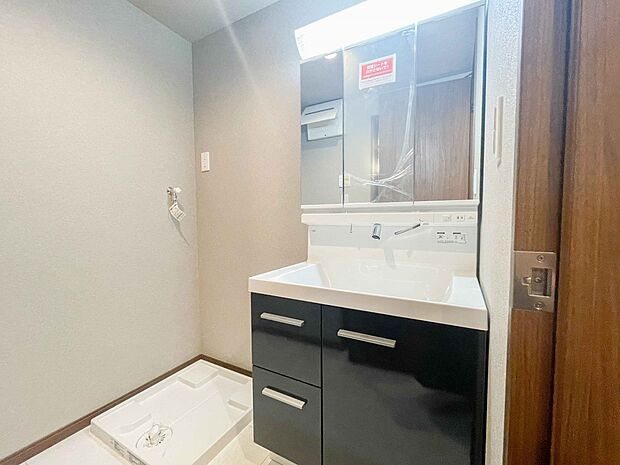 明るい清潔感のある洗面所は、鏡も大きくシンクが広々。朝の支度も楽にこなせます。