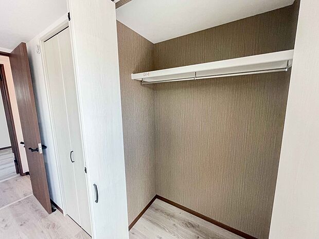 壁面クローゼットのメリットは、衣類が横一列に並ぶためひと目で洋服が選びやすいこと。衣類をたくさんお持ちの方も、限られたスペース内に無理なく収納することができます。