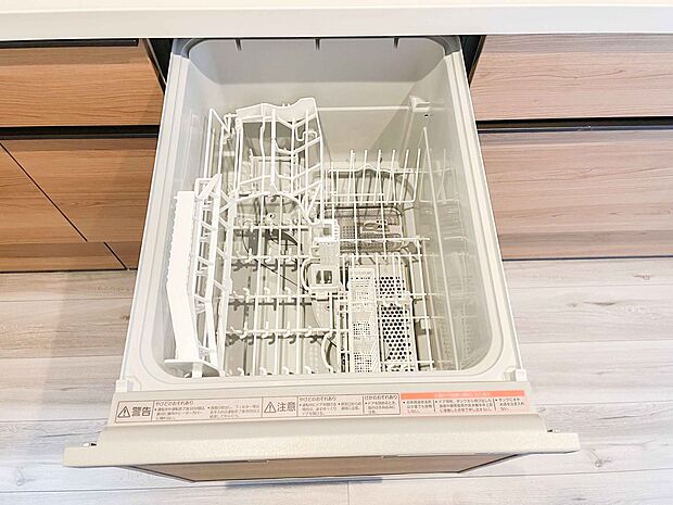 食器洗いのわずらわしさから開放してくれる嬉しい設備。後片付けの手間を減らし奥様の時間を有効活用できます。お湯と洗剤を使う機会が少なくなるため、手荒れ防止にも。