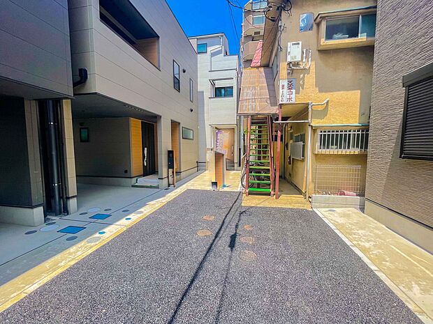 前面道路の日当たりの良い明るいお家。