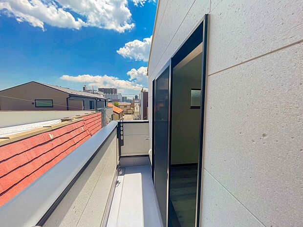 バルコニーから差し込む陽光・通風は、住環境・快適性と共に有り続ける貴重な「財産」です。この新築戸建に住まう事で手に入れるものは、きっと日常にとっても貴重な存在となるはずです。