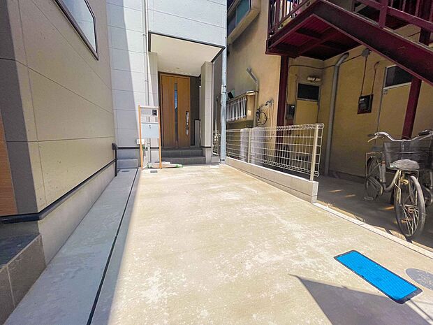 駐車場がある戸建を持つ最大のメリットは、駐車場代金を支払い続ける必要がないことです。賃貸住宅に住んでいる方が、戸建の購入を考えるきっかけに挙げることが多いようです。