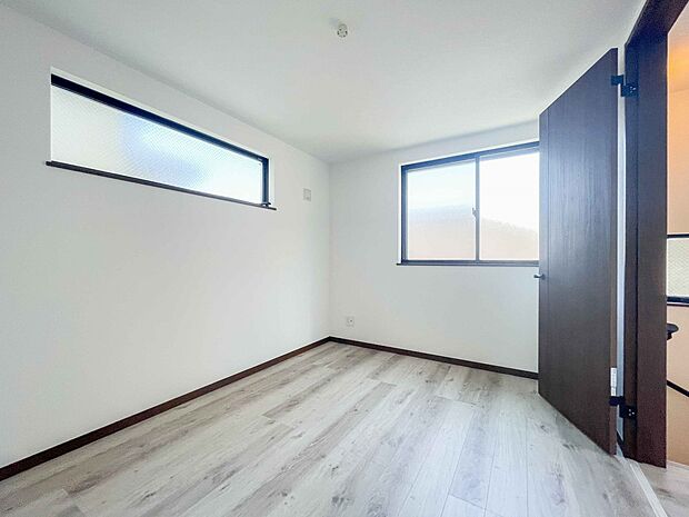 2面窓のある風通しの良いお部屋は心も体も元気にしてくれます。自分だけのお部屋作りを楽しんでみては。