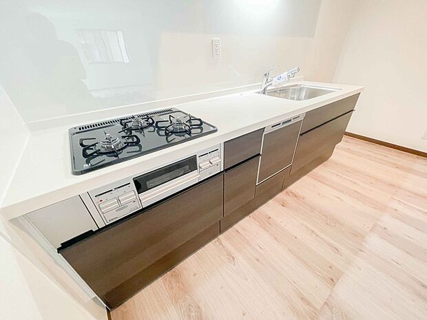 三口コンロで料理の幅を拡げてくれる使いやすいシステムキッチンを採用。洗い場も大きいので野菜や食器を洗ったりする際にも捗り、奥様の強い味方となってくれるはずです。