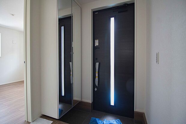 背の高いシューズボックスは、スタンドミラーにもなって全身のコーディネートチェックが可能。朝の身だしなみチェックに最適です。