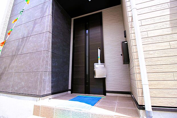 玄関前に季節のお花を置いて可愛く演出してみてはいかがですか。楽しいお家造りが待っています。