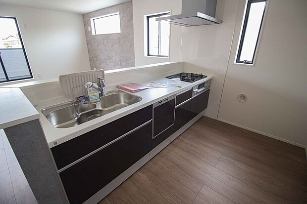 キッチン吊戸棚を無くす事によって、コミュニケーションを重視した設計に致しました。区画によって変わる一体感を、実際にご覧になって頂けましたらと思います。