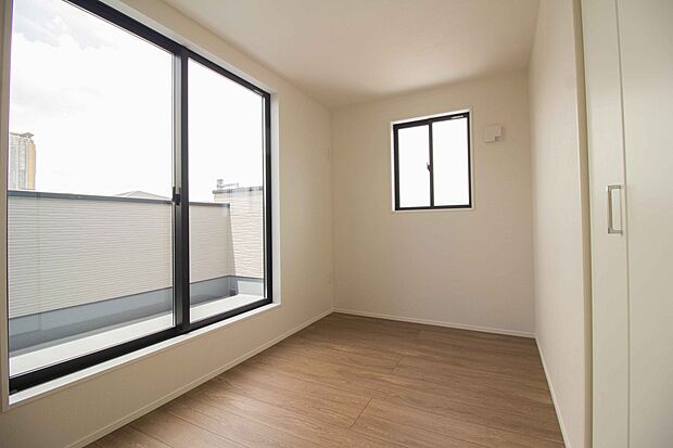 バルコニーに直接出入りできるお部屋です。ちょっと外の空気を吸いたい時や、ベランダでミニガーデニングなども楽しめそうです。