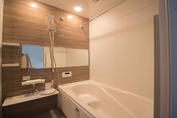 高級感溢れるカラーと大きさ・柔らかな曲線で構成された半身浴も楽しめるバスタブが心地よさをもたらします。窓もあるので換気もしっかりできますね。