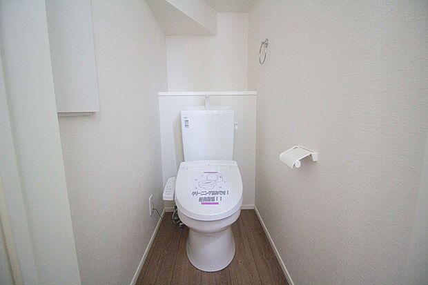 快適な生活を送るための必須アイテムとなった洗浄機能付トイレ。おしり洗浄、ビデ洗浄、暖房便座の3つの機能を標準装備しています。