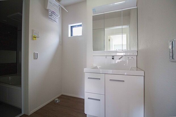 洗面室のある脱衣所は広々。脱いだお洋服をそのままお洗濯。
