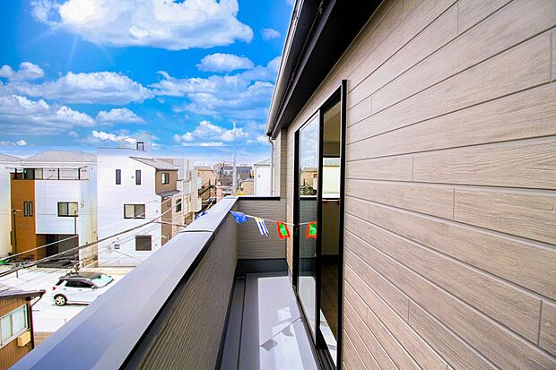 陽当たりの良いバルコニーは清清しい風を室内に送り込んでくれます。快適な生活を楽しめます。