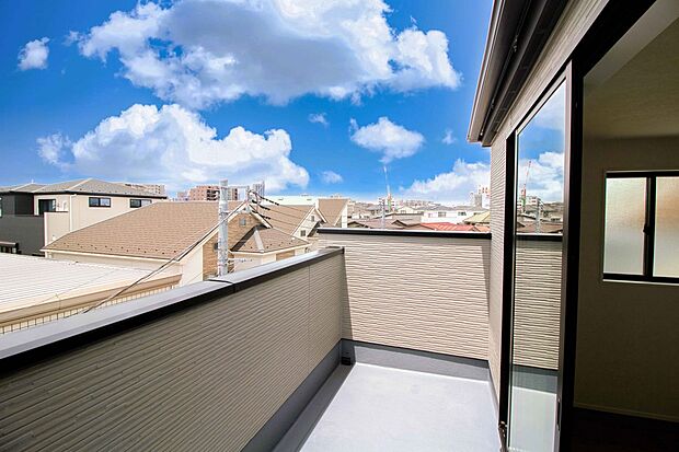 周りに高い建物が無いため、陽射しが燦々と降注ぐルーフバルコニー。毎日の生活を楽しくさせてくれます。