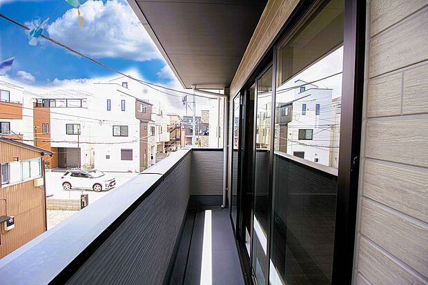 洗濯物を干したり、布団を干したり、ゴミを一時保管したり…