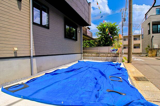 玄関横に駐車場なのでお買い物をした後は楽にお家へ。沢山お買物した時は助かりますね。