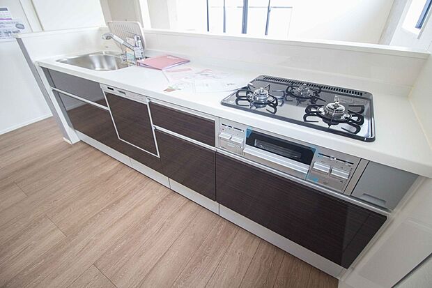 食洗機完備なので冬場の冷たい洗い物や忙しい主婦だからこそ食洗機をかけてる間に他の家事をこなすこともできちゃいますね。