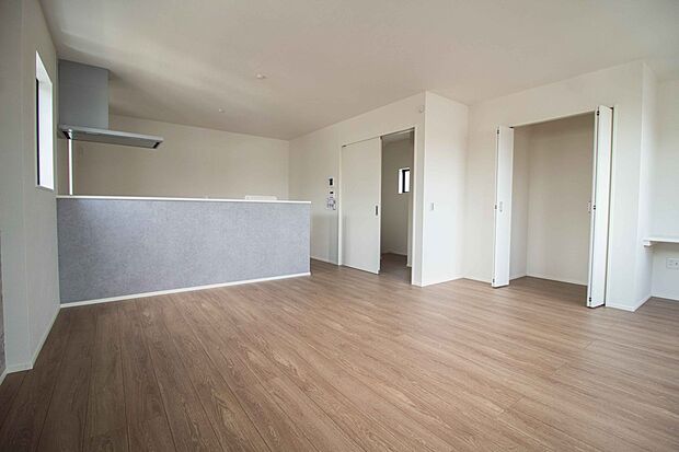 キッチンカウンターがあると配膳が楽なことがメリットの一つ。後片付けをするときも、ダイニングテーブルからあまり動かずに流し台へ運ぶことができるので便利です♪