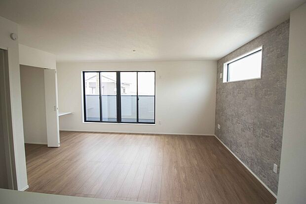 キッチン吊戸棚を無くす事によって、コミュニケーションを重視した設計に致しました。区画によって変わる一体感を、実際にご覧になって頂けましたらと思います。