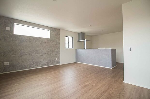 リビングは、食事スペースと寛げる場所設けてもまだ余裕の広さ。明るい光が照らしてくれます。