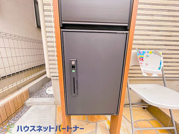 宅配ボックス。好きな時間にいつでも荷物を受取れるため、到着時間を気にして自宅で待機したり、再配達の連絡をする手間がかかりません。共働きなど不在が多い方、ネット通販の利用が多い方に大変便利。