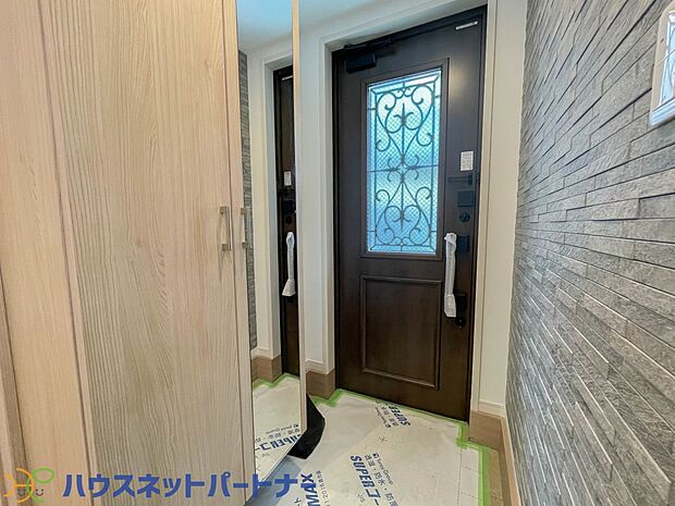 背の高いシューズボックスは、スタンドミラーにもなって全身のコーディネートチェックが可能。朝の身だしなみチェックに最適です。