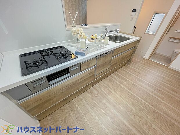 三口コンロで料理の幅を拡げてくれる使いやすいシステムキッチンを採用。洗い場も大きいので野菜や食器を洗ったりする際にも捗り、奥様の強い味方となってくれるはずです。