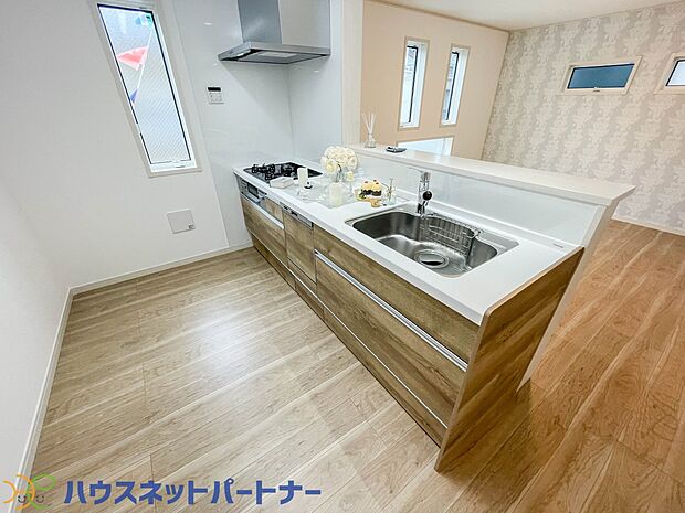 木目調のキッチンは落ち着いた雰囲気で収納もたくさん。嬉しい食洗器付です。汚れも目立ちません。