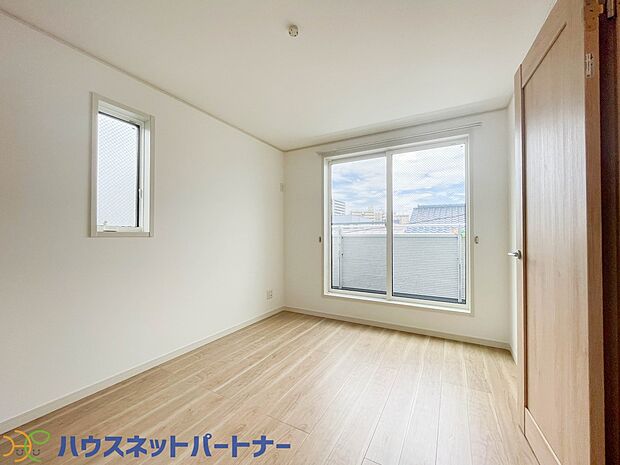 ベッドを置いて主寝室をイメージ。それでも広々してますね。