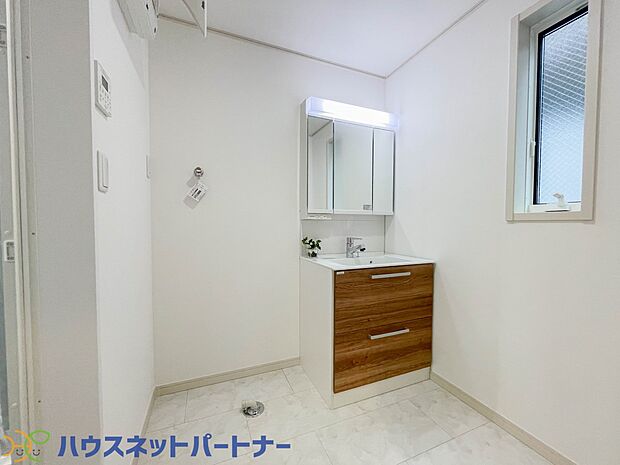 洗面室のある脱衣所は広々。脱いだお洋服をそのままお洗濯。