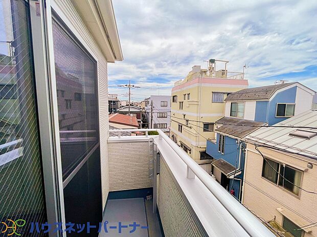 青い空が近くに感じるバルコニーは、爽やかな風をお部屋へ運んでくれます。