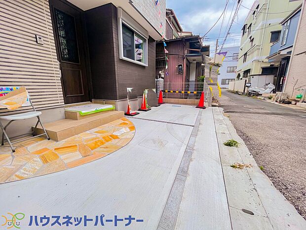 戸建ての購入を検討することになったきっかけに「駐車場を持てること」を挙げる方が多くいらっしゃいます。駐車場代金を支払続ける必要がないことは、駐車場付き戸建を持つ最大のメリットです。