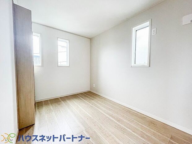 太陽の光がお部屋を照らしてくれます。こんな朝を迎えると今日一日を頑張ろうと思えてきますよね。