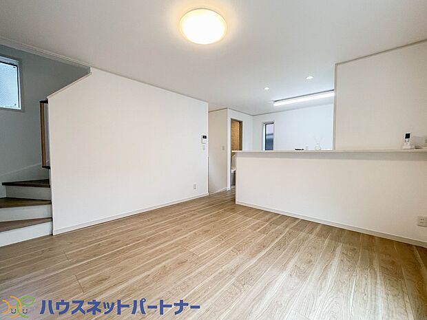 キッチンカウンターがあると配膳が楽なことがメリットの一つ。後片付けをするときも、ダイニングテーブルからあまり動かずに流し台へ運ぶことができるので便利です♪