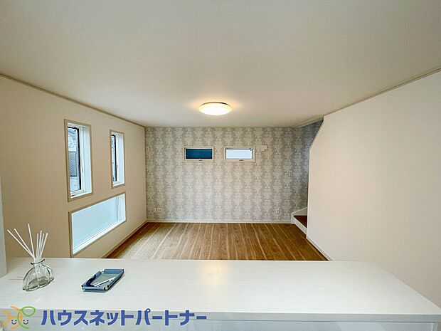 カウンターキッチンなら、リビングで遊ぶ子供の様子を見ながら料理ができるので安心です。