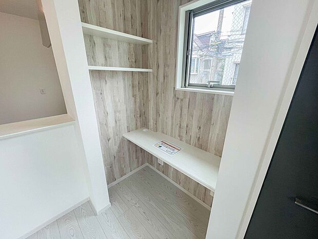 ＬＤＫの一角にカウンターを設けたスペース。キッチンで料理をしながらお子様の勉強する様子がうかがえ、いっしょに宿題をしたりとコミュニケーションの場にもなります。