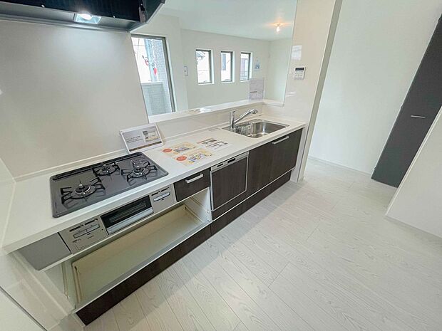 三口コンロで料理の幅を拡げてくれる使いやすいシステムキッチンを採用。洗い場も大きいので野菜や食器を洗ったりする際にも捗り、奥様の強い味方となってくれるはずです。