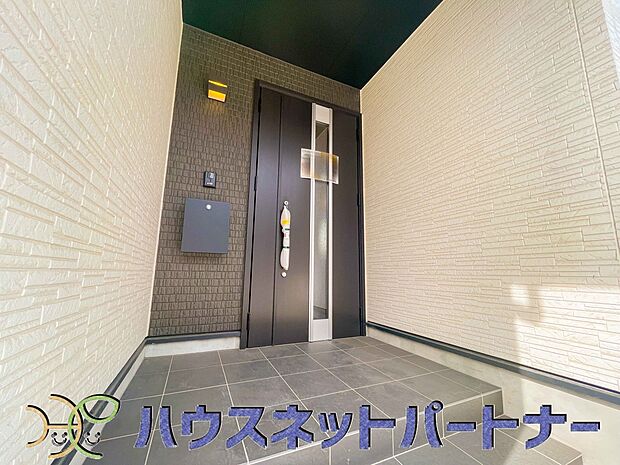 玄関の扉を開けるとそこは家族の待つお家。笑い声が聞こえてきそう。