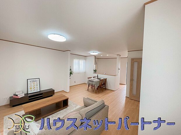 太陽の光が照らす明るいリビングは、開放感があり通風・採光に優れ、心地よい光と風が舞い込んできます。心休まるリビングは何よりも快適な時間を過ごせます。