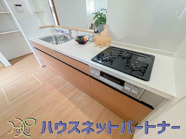 三口コンロで料理の幅を拡げてくれる使いやすいシステムキッチンを採用。洗い場も大きいので野菜や食器を洗ったりする際にも捗り、奥様の強い味方となってくれるはずです。